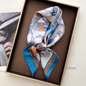 Dettaglio di un foulard di seta con stampa floreale in un vassoio decorativo di lusso