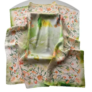 Elegante foulard in seta con stampa a rose in verde chiaro e crema, stile scialle