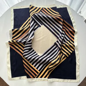 Vue détaillée de la texture en soie et des rayures géométriques sur le foulard carré