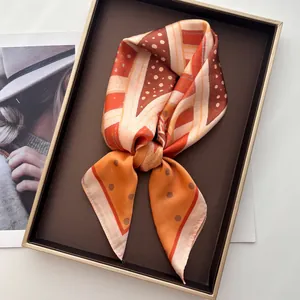 Eleganter 65cm Seidenschal mit geometrischem Sternenmuster in Orange und Braun