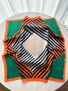 Carré de soie à rayures géométriques avec blocs de couleurs orange et vert émeraude à plat
