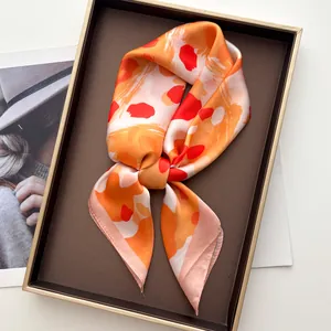 Detailansicht eines eleganten Seidenschals mit Leopardenmuster in einer Geschenkbox