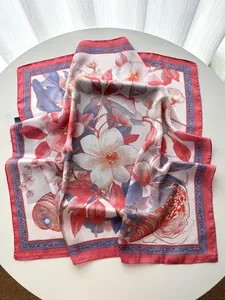Dettaglio del foulard di seta con fiori di magnolia e bordi arrotolati di precisione