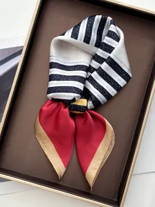 Détail macro d'un foulard en soie à rayures géométriques avec finition satinée rouge