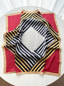 Détails de la texture satinée soyeuse et des motifs à rayures géométriques éclatants