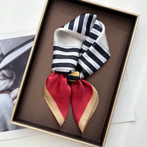 Élégant foulard en soie à rayures géométriques et rouge sur plateau de luxe