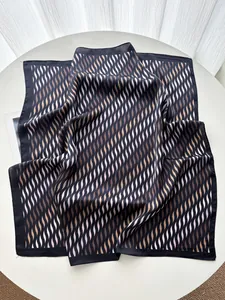 Detalle de pañuelo de seda elegante con estampado de ondas y costuras finas en bordes