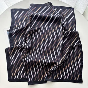 Detalle de elegante pañuelo de seda con estampado de ondas, costura fina y acabado satinado