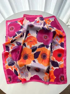 Detailweergave van een zijden vierkante sjaal met gedurfde klaproos bloemenprints