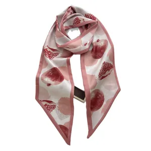 Sciarpa in raso di seta con stampa artistica di melograno e bordi diagonali rosa