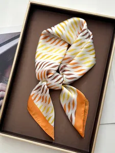 Detalle de un elegante pañuelo de seda con estampado de ondas coloridas y tejido satinado