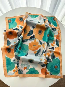 Detailweergave van de klaproosprint op een zijden sjaal met een elegante satijnglans