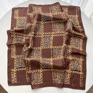 Carré en soie avec imprimé léopard vintage et motifs de chaînes dorées sur table