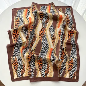 Carré de soie vintage pour femme avec imprimé léopard et motifs de chaînes dorées
