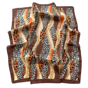 Foulard carré en soie rétro à imprimé léopard avec chaînes dorées et tons orange