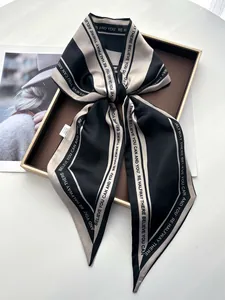 Vue détaillée du foulard bicolore aspect soie avec slogan noué en ruban chic