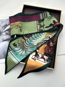 Detailaufnahme des Seidenschals mit Leoparden- und Pferdeillustrationen in Retro-Optik