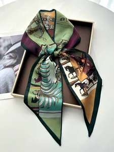 Detail eines eleganten Seidenschals mit tropischen Bäumen und Kutschenmustern