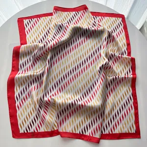 Primer plano del diseño sedoso de ondas en el elegante pañuelo cuadrado rojo
