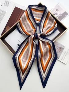 Detailansicht eines geometrisch gestreiften Seidenschals mit eleganten Spitzenenden