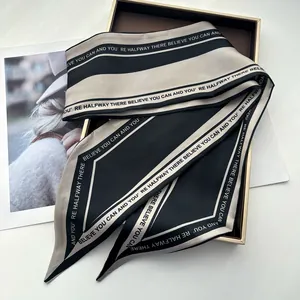 Foulard en satin de soie rayé avec citation inspirante dans un plateau doré chic