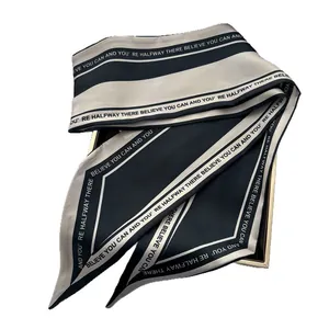 Élégant foulard en soie noir et blanc avec texte motivant et motif à pois