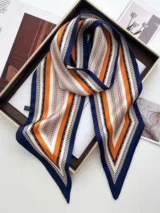 Detailansicht eines gestreiften Satin-Twilly-Schals mit geometrischen Mustern