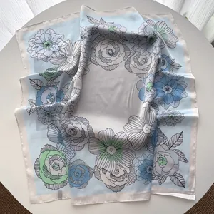 Gros plan détaillé du foulard en soie fleurie avec bords roulottés et imprimés chic