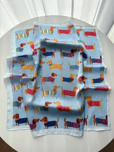 Vista dettagliata del foulard di seta con motivo a bassotto e trama in raso lucido
