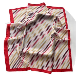 Elegante pañuelo de seda con estampados de ondas rojas y amarillas y satinado