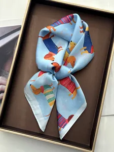 Dettaglio foulard in seta celeste con stampa bassotto e bordi arrotolati rifiniti