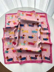 Dettaglio macro del foulard di seta rosa con stampa bassotto e trama liscia