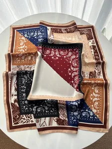 Detailansicht der seidigen Paisley- und Geometriemuster-Texturen auf dem Halstuch