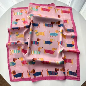 Dettaglio della trama satinata e del motivo a bassotto sul foulard rosa