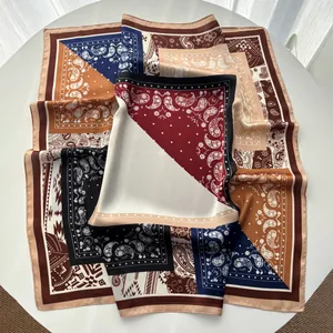 Detailansicht eines quadratischen Seidenschals mit Vintage-Paisley-Muster und Geometrie