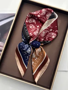 Detail eines Seidenschals mit Paisley-Muster in einer hochwertigen Geschenkbox