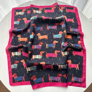 Dettaglio del foulard in seta con stampa bassotto, finitura satinata e bordi blu rosa