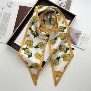 Vue détaillée du motif citron sur élégant foulard twilly en satin de soie blanc