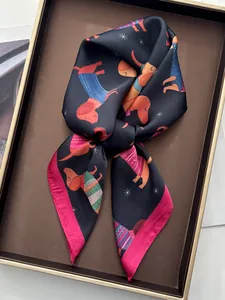 Dettaglio foulard in seta con stampe di bassotti e bordo rosa su vassoio espositivo