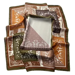 Seidiges Vintage-Viereckstuch mit Paisleymuster und Erdtönen für Damen im Retro-Stil