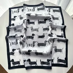 Dettaglio del foulard in seta con stampa di bassotto e finitura satinata lucida