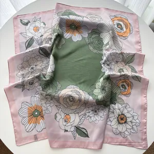 Gros plan détaillé d'un foulard en soie rétro avec bords roses et texture satinée