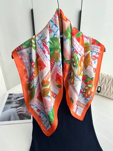 Detail eines Seidenquadrats mit Orangen-Zitrus-Print und eleganten blauen Gittermustern