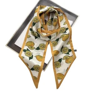Élégant foulard en satin de soie à imprimé citron et bordure jaune dans son coffret
