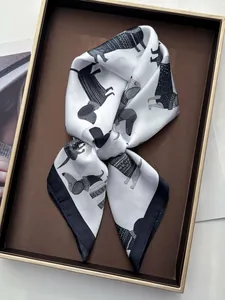 Dettaglio di un foulard in seta con stampe bassotto in un'elegante confezione regalo