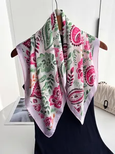 Détails du motif paisley coloré sur un grand foulard carré en soie pour femmes