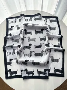 Dettaglio del foulard quadrato effetto seta con stampa di bassotto dipinta a mano