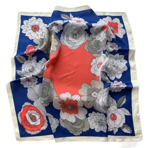 Carré de soie satiné à imprimé floral bleu royal et corail avec des motifs artistiques