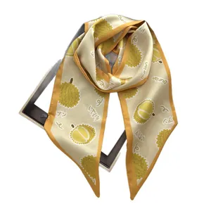 Élégant foulard en satin à bordure jaune et imprimé durian sur fond crème
