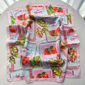 Detailansicht eines Seidenquadrats mit buntem Obst- und tropischem Blattmuster-Print